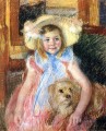 Sara dans un grand chapeau fleuri regardant droit tenant son chien Mary Cassatt